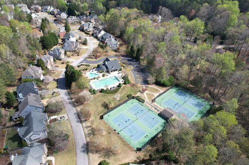 1075 Queensgate Dr, Smyrna GA  30082-6400 exterior