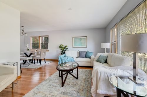 253 Woodstock Ave, Willowbrook, IL 60514-2822
