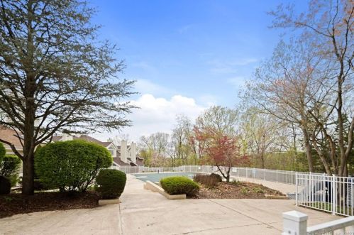 101 Carriage Crossing Ln, Middletown CT  06457-5830 exterior
