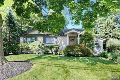54 Heatherhill Rd, Cresskill, NJ 07626-1019