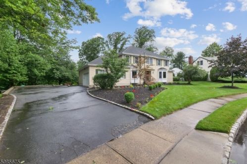 8 Murphy Ct, Town Center, NJ 07052-3122