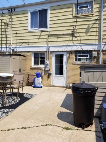 9007 Burlington Ave, Brookfield, IL 60513-1571