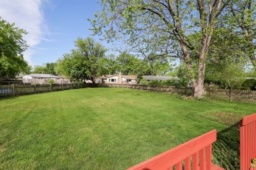 218 Basswood Dr, Elk Grove Vlg, IL 60007-1720