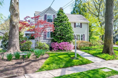 2 Jonesdale Ave, Metuchen, NJ 08840-2009