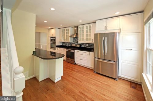 1810 Golf View Ct, Herndon, VA 20190-4701