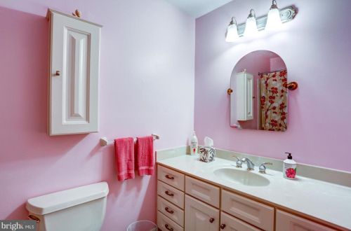 33 Valleybrook Dr, Lancaster PA  17601-4612 exterior