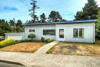 313 16th St, Newport, OR 97365-2309