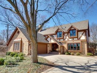 928 Golf Ln, Wheaton, IL 60189-6335