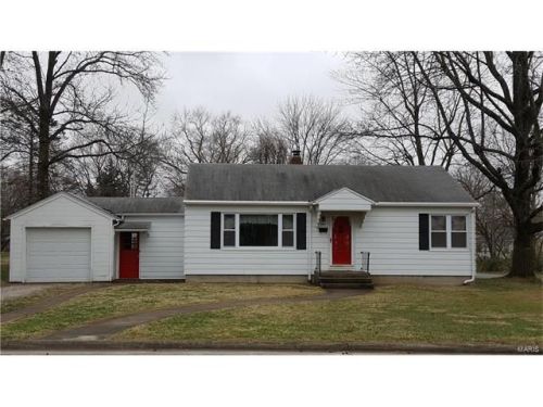 884 Maple St, Nashville, IL 62263-1013