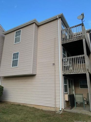70 Heather Rdg, Huntington CT  06484-4641 exterior