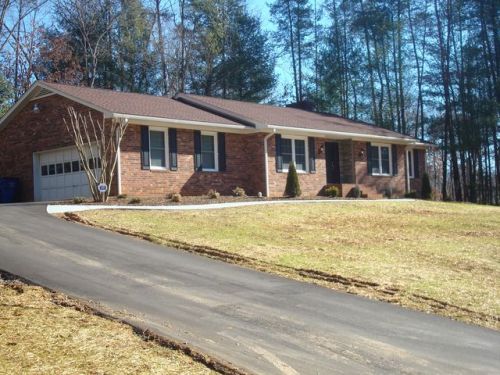 281 Pine Creek Trl, Mount Airy, NC 27030-1909