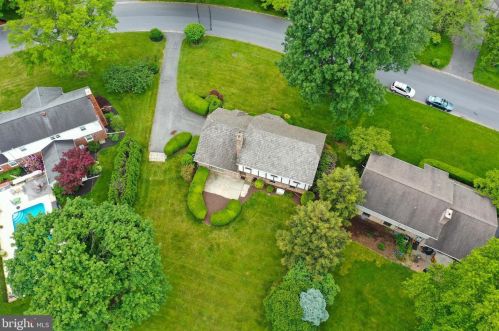 1343 Country Club Dr, Lancaster PA  17601-5209 exterior