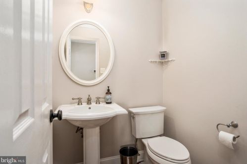 39 Ray Dwier Dr, Trenton NJ  08690-1808 exterior