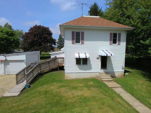 232 Walnut St, The Burg, IL 61318-9528