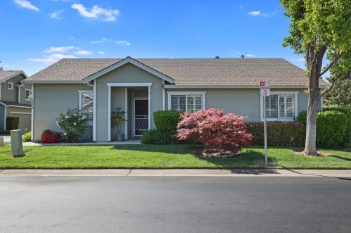 6300 Laguna Mirage Ln, Elk Grove, CA 95758-5461