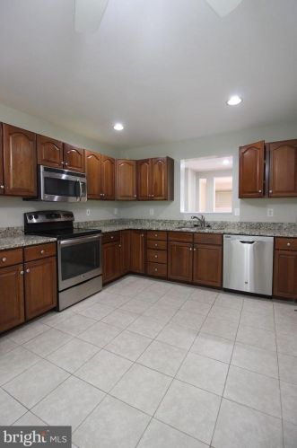 12058 Edgemere Cir, Herndon VA  20190-3252 exterior