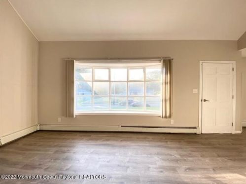 25 New Monmouth Rd, Middletown NJ  07748-2102 exterior