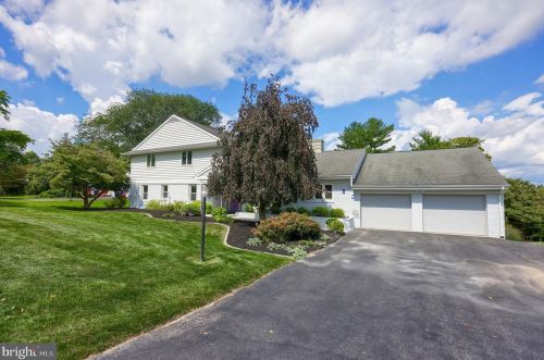 145 Strathcona Dr, York, PA 17403-3830