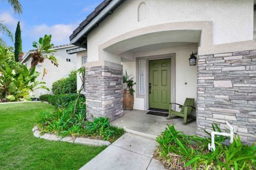 1527 Prestwick Dr, Riverside CA  92507-8448 exterior