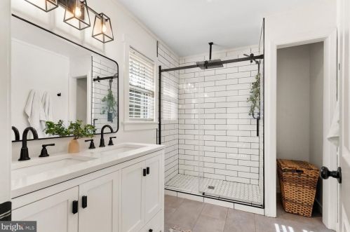 2146 Stonecrest Dr, Lancaster PA  17601-5437 exterior