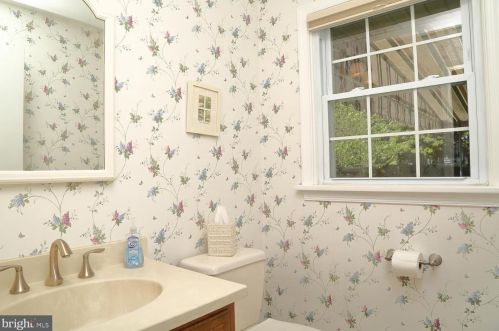 1144 Devonshire Rd, Lancaster PA  17601-1611 exterior