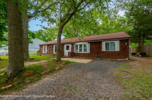 21 Pine Tree Dr, Berkeley Township, NJ 08721-1711