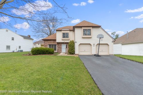 33 Bayberry Dr, Holmdel Village, NJ 07733-1046
