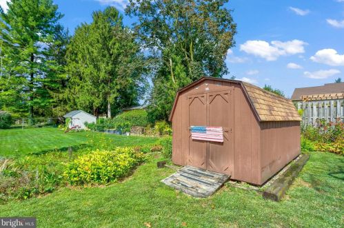 2113 Lyndell Dr, Lancaster PA  17601-5728 exterior