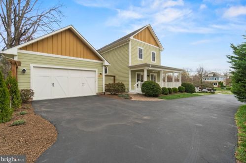 100 Monroe Hill Ct, Herndon, VA 20170-4687
