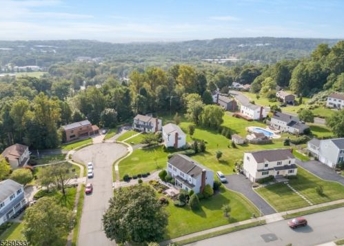 2 Crest Rd, Cedar Knolls, NJ 07927-1503