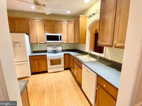 137 Sparrow Dr, Trenton NJ 08690-2464 exterior