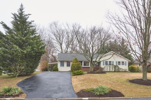 7 Lone Oak Rd, Middletown, NJ 07748-2212
