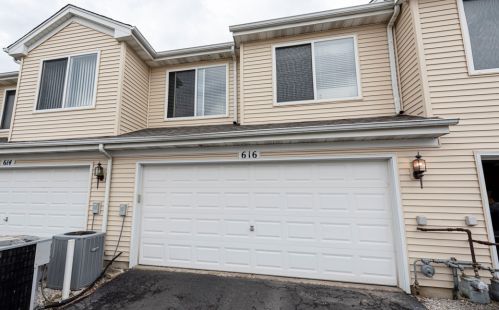 616 Lincoln Station Dr, Oswego IL  60543-8138 exterior
