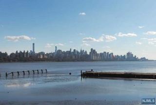 232 The Promenade, Edgewater NJ  07020-2120 exterior