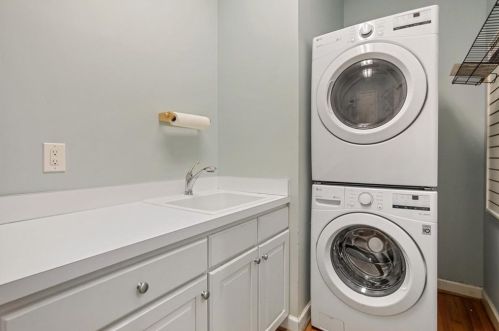 2839 Dover Rd, Atlanta GA  30327-1209 exterior