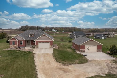 25127 727th St, Hayfield, MN 55940-8558