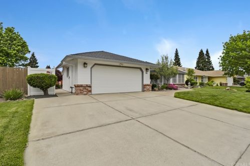 60 Brenda Dr, Chico, CA 95928-6390