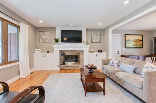 1033 Carlton Dr, Saint Paul, MN 55126-8127