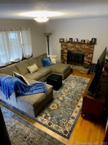 1890 Poquonock Ave, Windsor CT  06095-1234 exterior