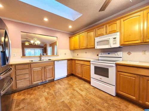 2 Bunker Blvd, Bybee, VA 22963-2501