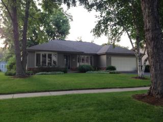 936 Stonehenge Ct, Naperville, IL 60563-2123