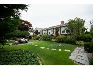 17 Sylvan Ter, Middletown, RI 02840-3513