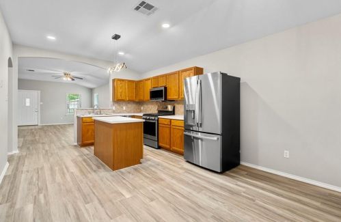 105 Rodeo Cv, Uhland TX 78640-5577 exterior