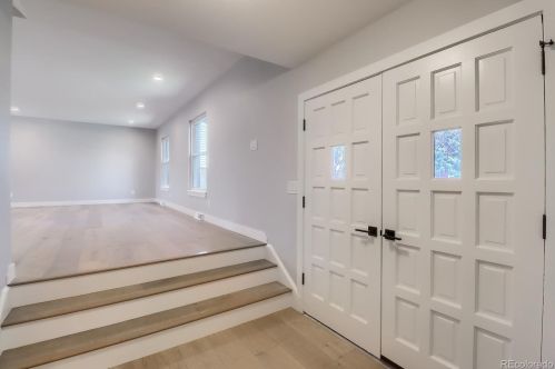 8168 Hinsdale Dr, Englewood, CO 80112-1906