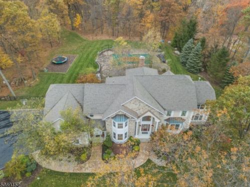 4 Winthrop Gait Rd, Sparta, NJ 07871-3035