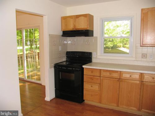 13911 Mapledale Ave, Woodbridge VA  22193-4404 exterior