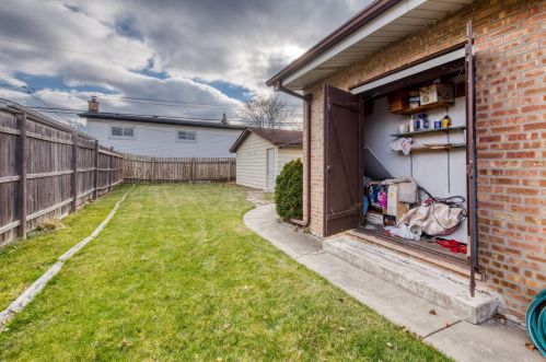 8457 North Ter, Niles IL  60714-2369 exterior