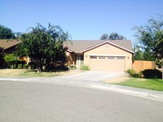 422 Kona Ave, Fresno, CA 93727-5558