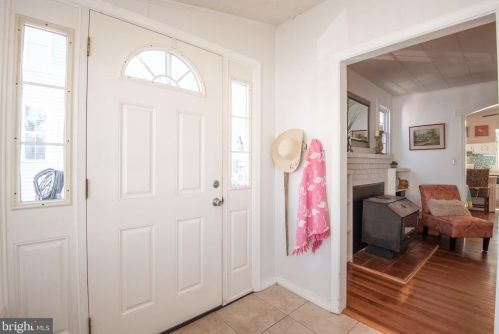 4955 Chestnut St, Shady Side, MD 20764-9662