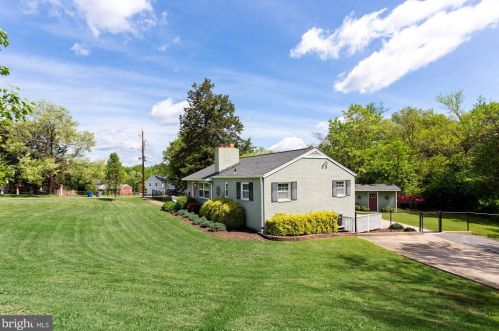 6052 Munson Hill Rd, Falls Church, VA 22044-2637